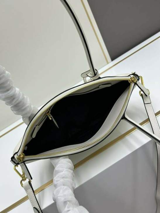 Picture of Prada Handbags _SKUfw192821562fw